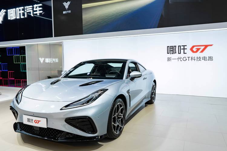 惠州151哪吒汽车在智能汽车领域的表现，领途汽车在新能源汽车市场中的影响力